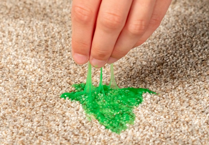 Cara Menghilangkan Slime Kering di Karpet, Sofa, Baju dan Kain